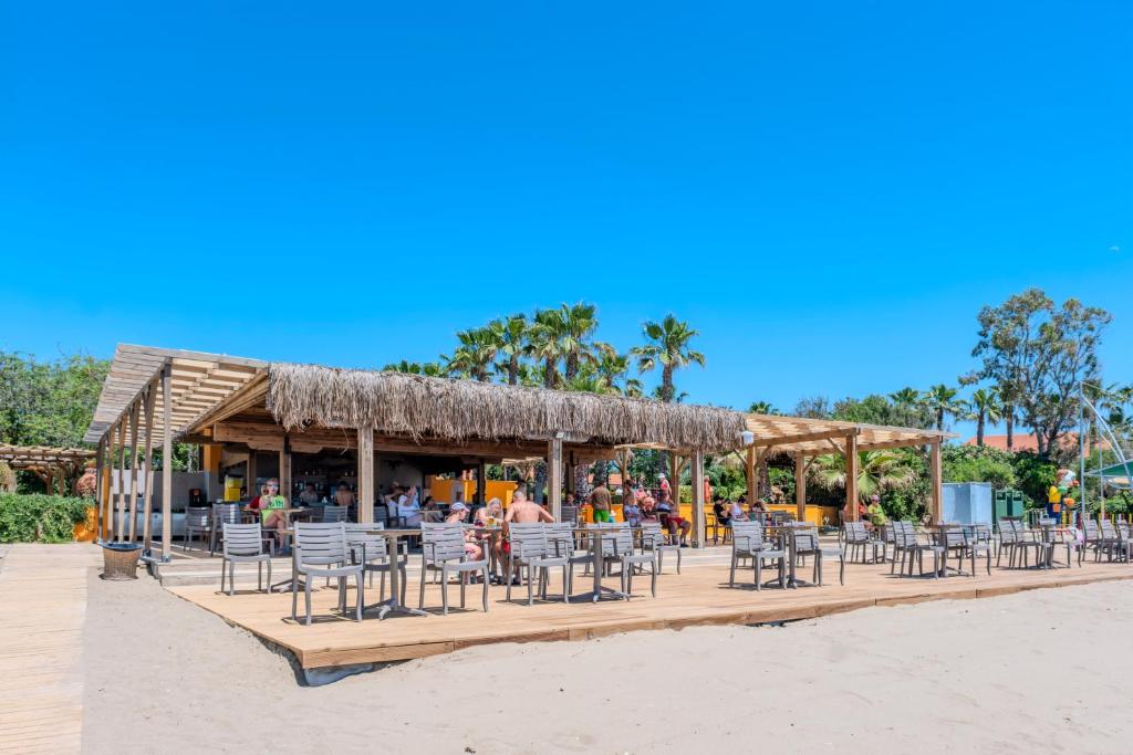 Belconti Resort Hotel pludmales bārs ar terasi un apmeklētājiem