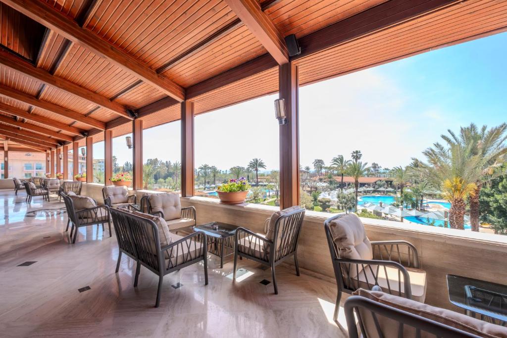 Belconti Resort Hotel terase ar skatu uz baseiniem un palmu ainavu