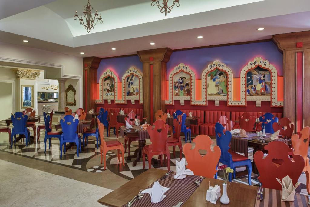 Krāsains restorāns Delphin Diva ar unikālu dizainu un komfortablām mēbelēm.