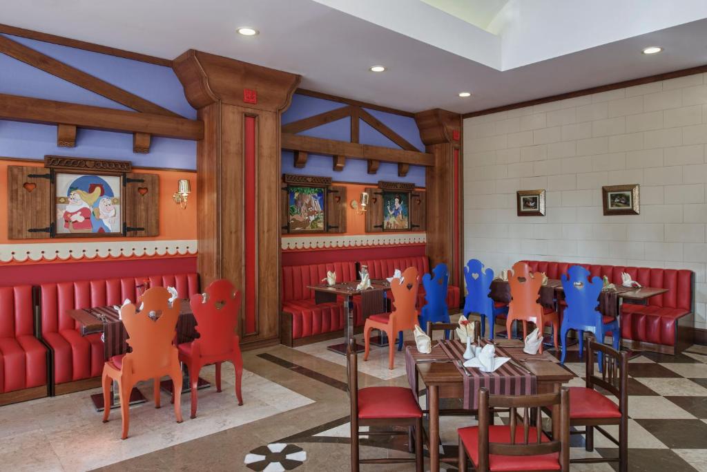 Krāsains restorāns Delphin Diva ar sarkaniem un ziliem krēsliem.