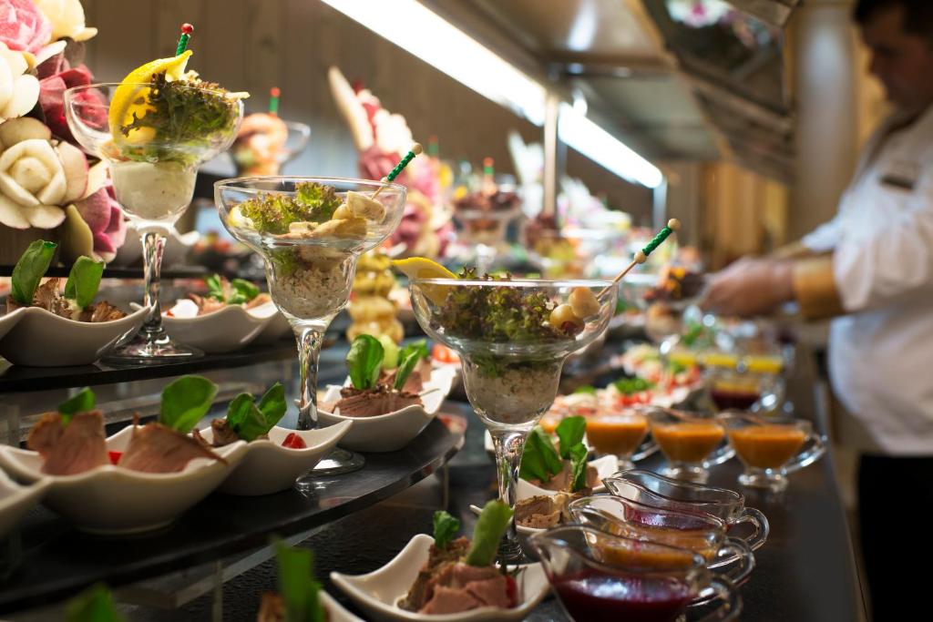 Grezns ēdienu galds ar dažādiem kārumiem Delphin Diva