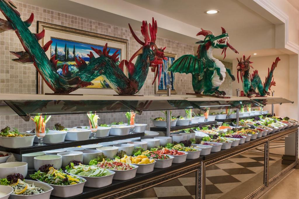 Delphin Diva restorāns ar krāsainu dekoru un svaigu salātu bāriem.