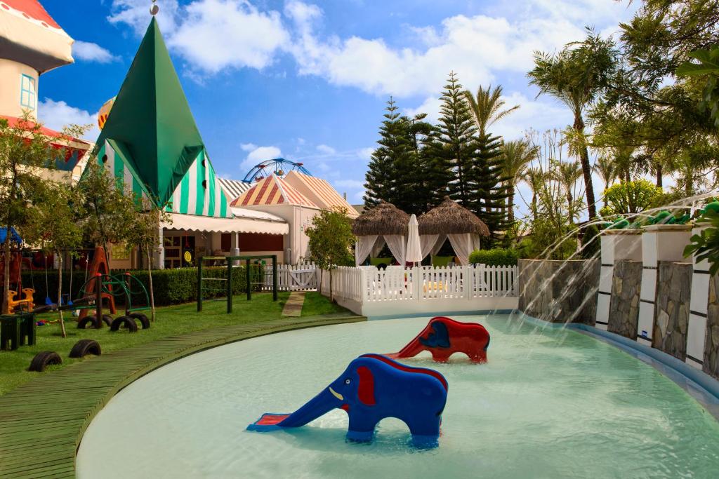 Bērnu baseins ar zilo un sarkano ziloņu figūrām viesnīcā Delphin Diva.