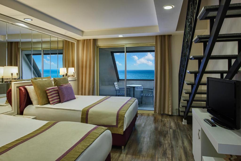 Delphin Diva numurs ar skatu uz piekrasti un balkonu