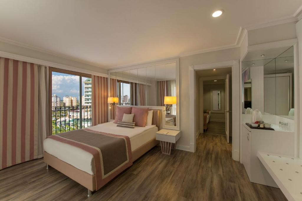 Mūsdienīgs numurs viesnīcā Delphin Diva ar skatu uz pilsētu.