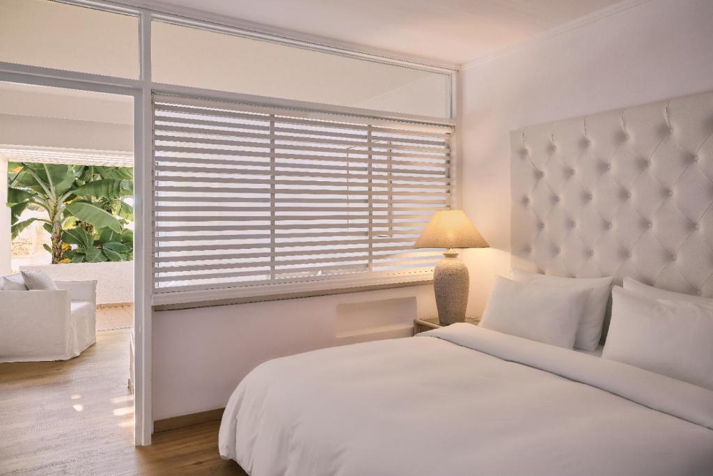 Grecotel Lux Me White Palace numurs ar modernu interjeru un dabiskiem gaismas elementiem.