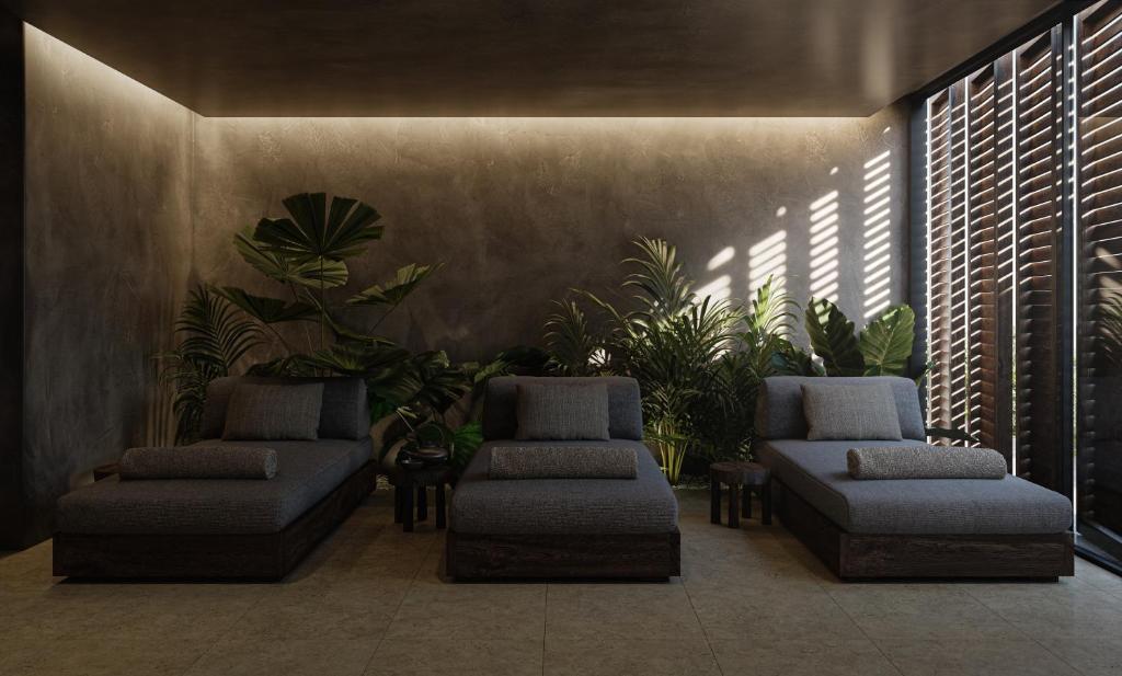 Atpūtas zona ar šūpuļkrēslām un zaļām augu kompozīcijām OKU Bodrum.