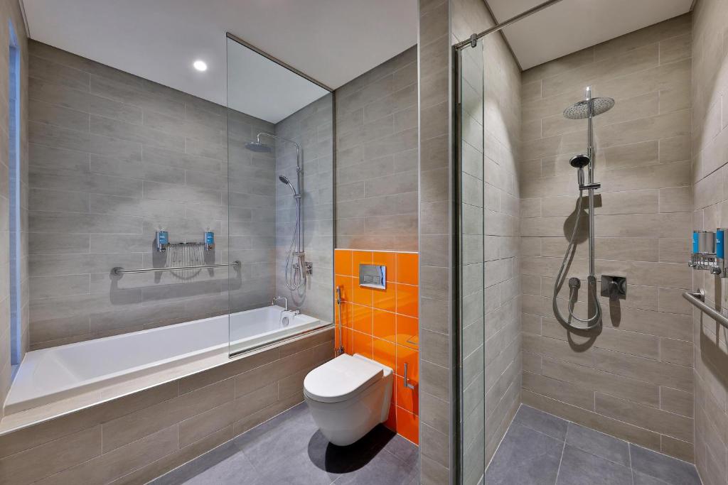 Moderns vannas istabas dizains Aloft Al Mina viesnīcā.