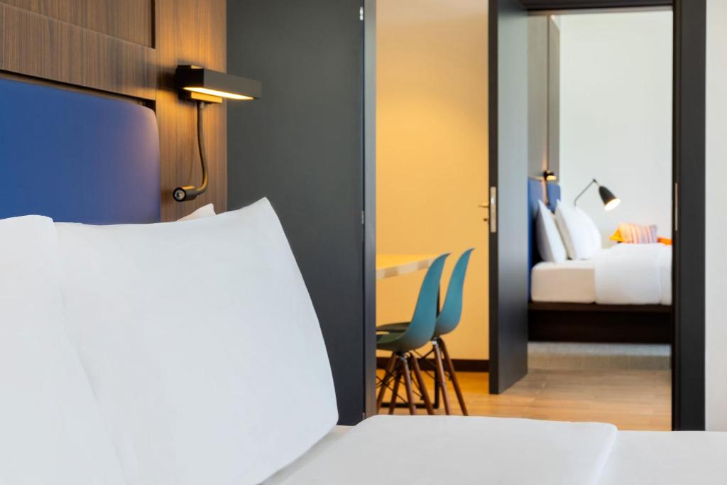 Elegants numurs viesnīcā Aloft Al Mina ar modernu dizainu.