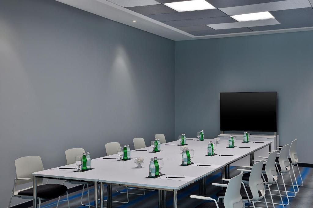 Aloft Al Mina konferenču telpa ar modernu aprīkojumu