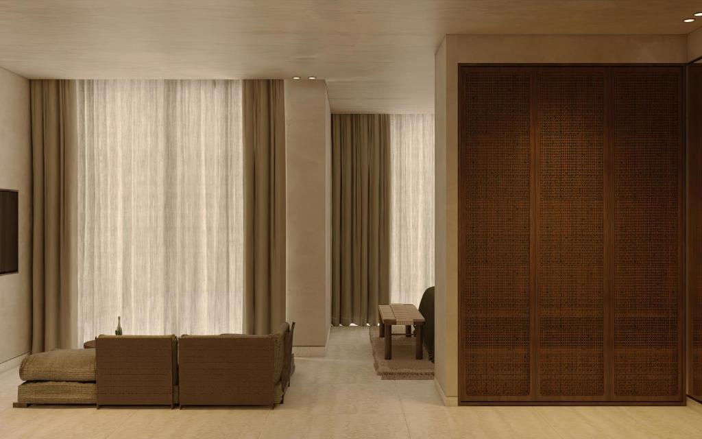 Mūsdienīgs viesnīcas numurs OKU Bodrum ar gaišiem toņiem un elegantu interjeru.