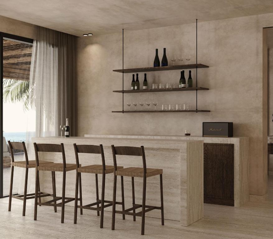 Baru ar elegantām koka krēslām OKU Bodrum