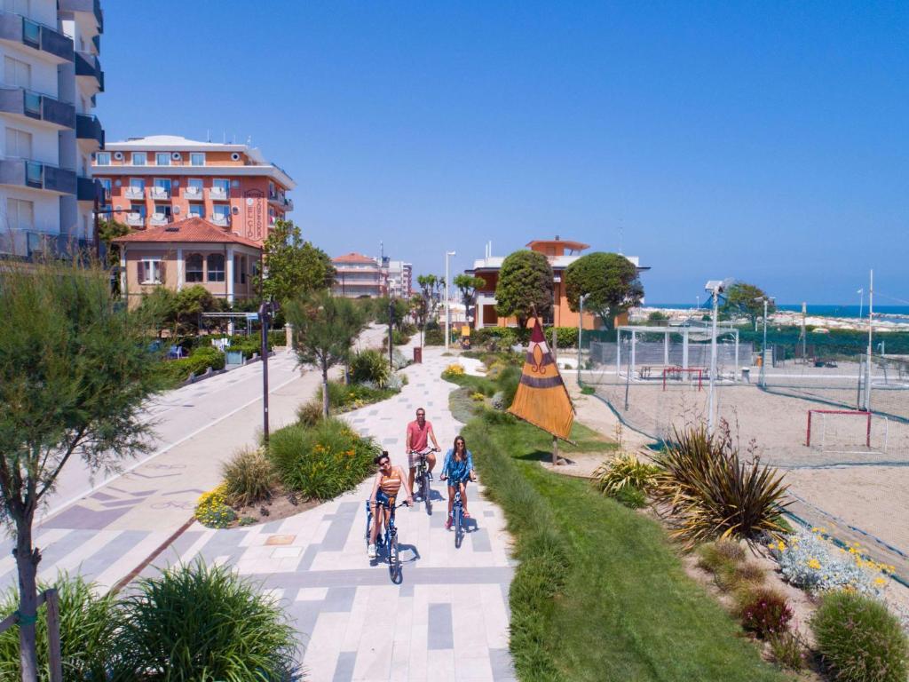 Velosipēdisti brauc pa pludmales promenādi, apkārt zaļumiem un viesnīcām, ar jūru fona. Ideāla vieta aktīvai atpūtai un brīvā laika pavadīšanai.