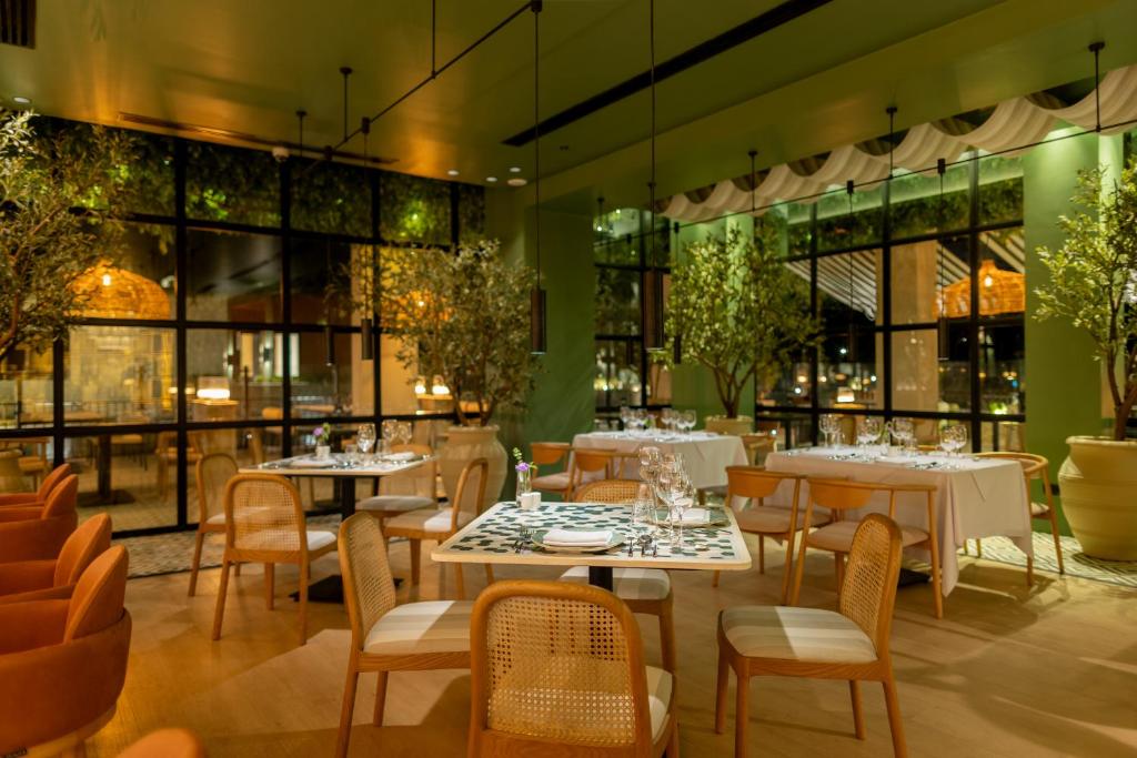 Desert Rose Resort restorāns ar elegantu interjeru