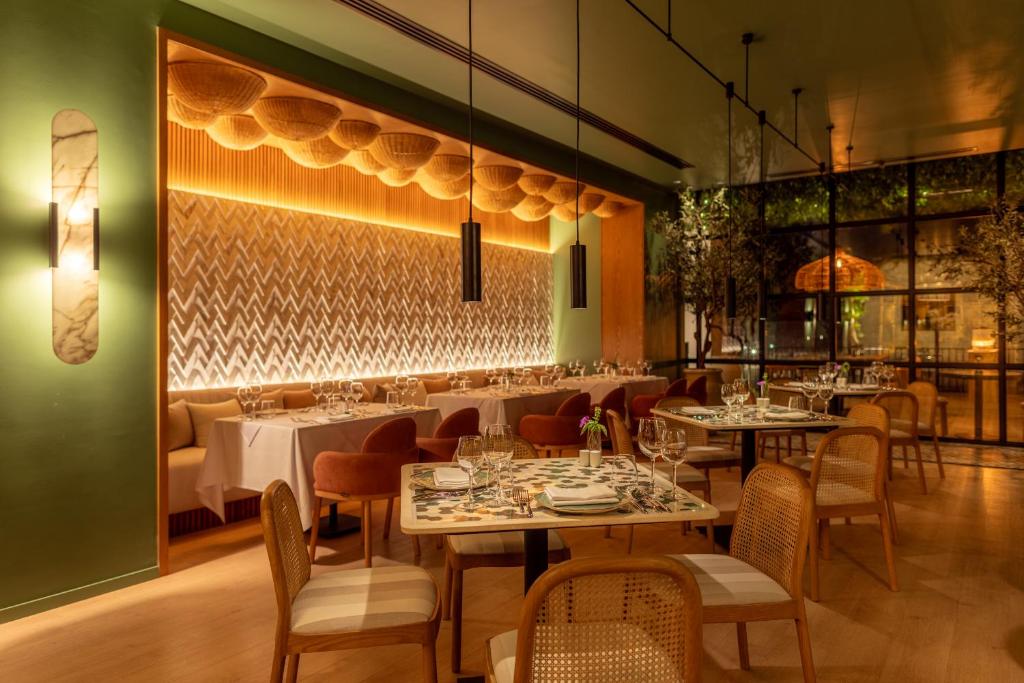 Restorāns Desert Rose Resort ar elegantu interjeru