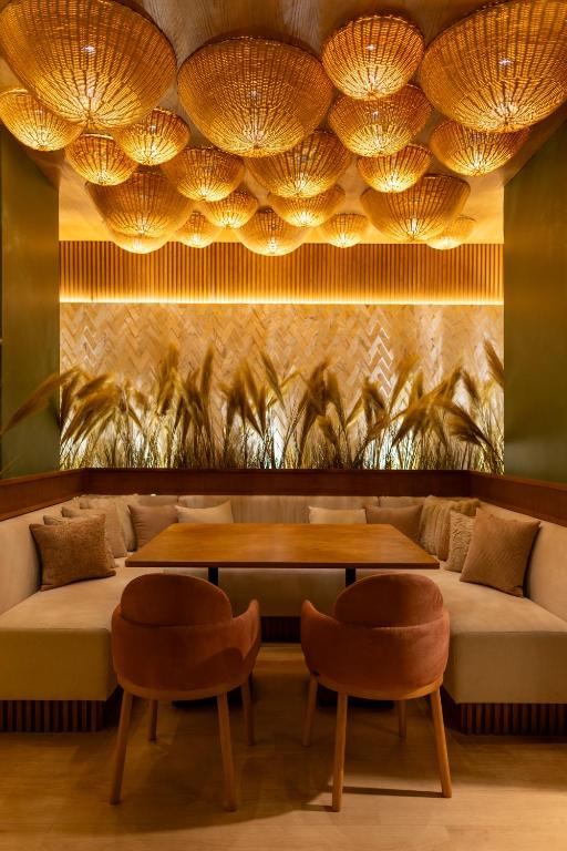 Desert Rose Resort elegants atpūtas stūrītis ar siltu apgaismojumu.