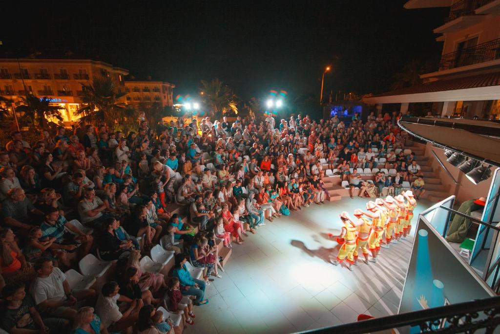 Šovs L'oceanica Beach Resort Hotel ar viesiem piekrastē.