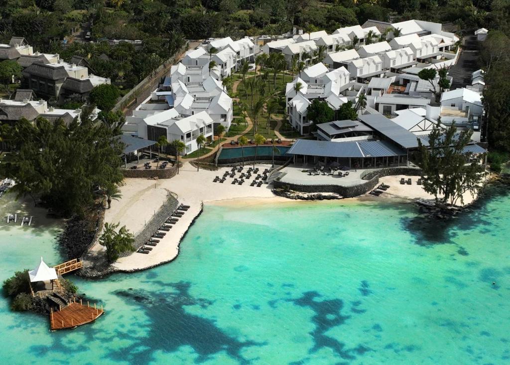 Sea Diamond Boutique Hotel & Spa skats no augšas ar piekrastes baseinu un pludmali.