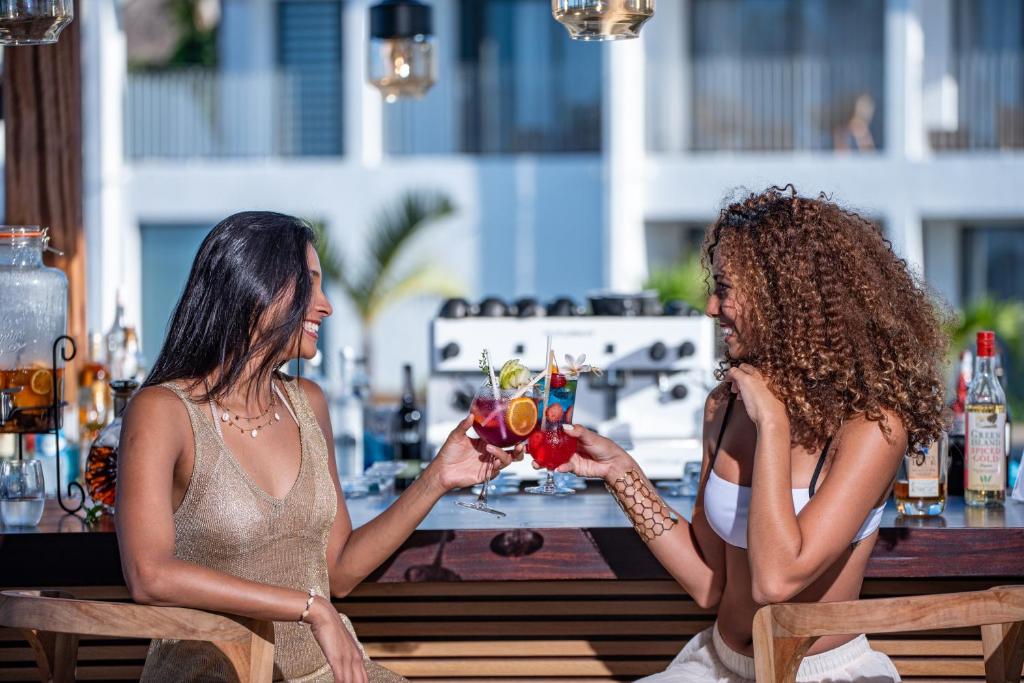 Divas draudzenes bauda kokteiļus pie Sea Diamond Boutique Hotel & Spa