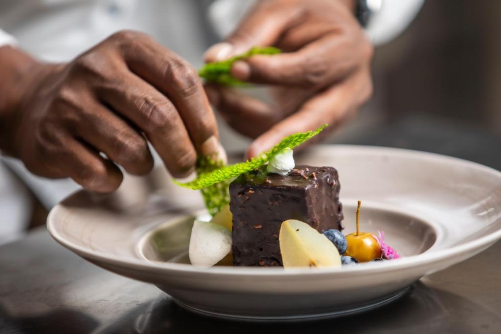 Šefpavārs dekorē desertu ar zaļumiem Sea Diamond Boutique Hotel & Spa