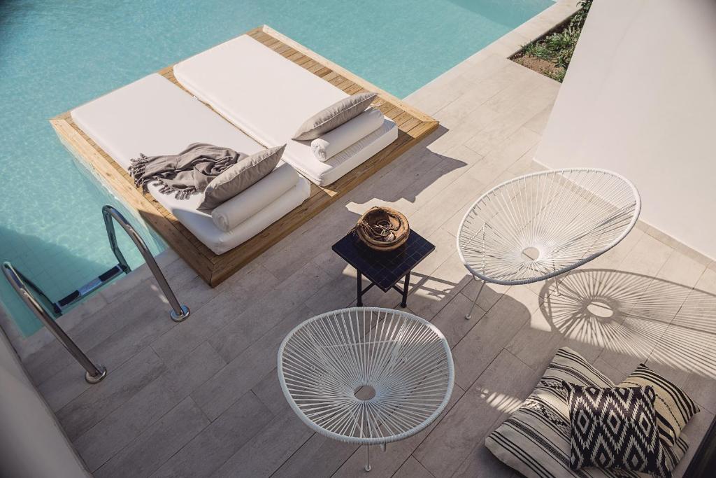 Relaksējoša mājīgā zona pie baseina viesnīcā Casa Cook Rhodes.