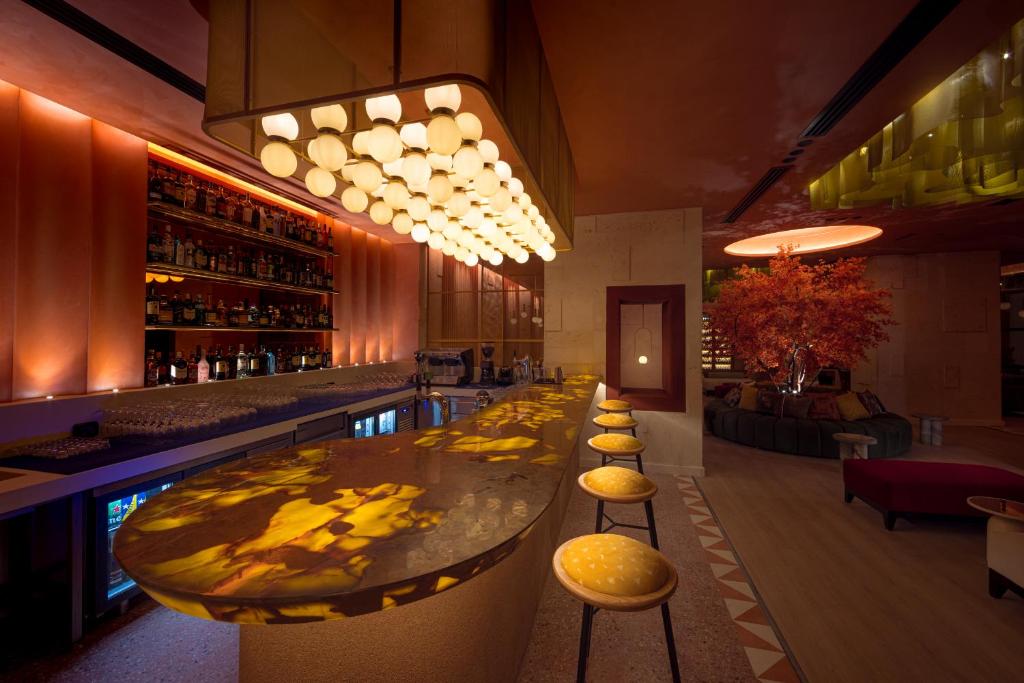 Desert Rose Resort moderns bārs ar elegantu apgaismojumu