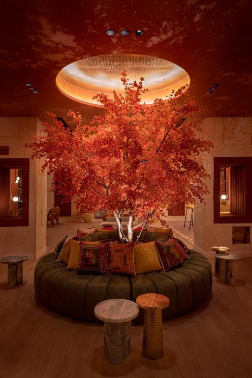 Desert Rose Resort elegants foajē ar sarkanu koku un mīkstiem sēdekļiem