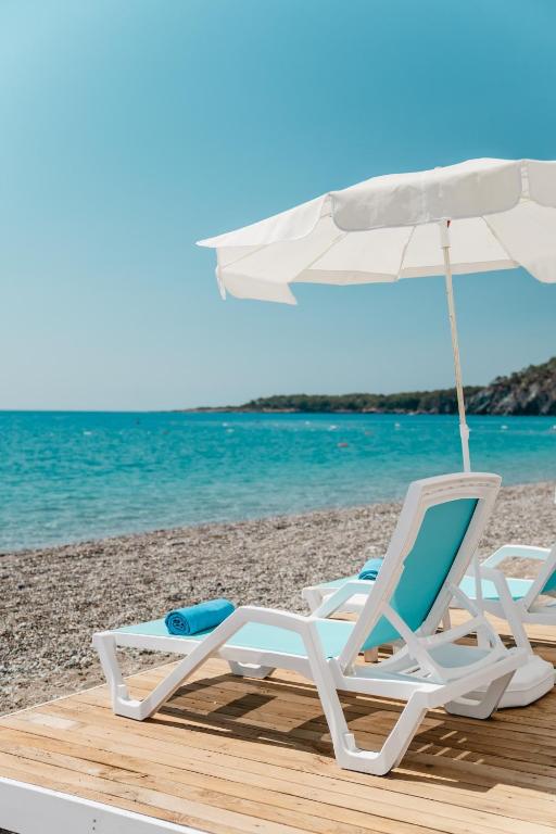 Saulaina pludmale pieklā, atpūtas krēsli pie viesnīcas Club Marco Polo.