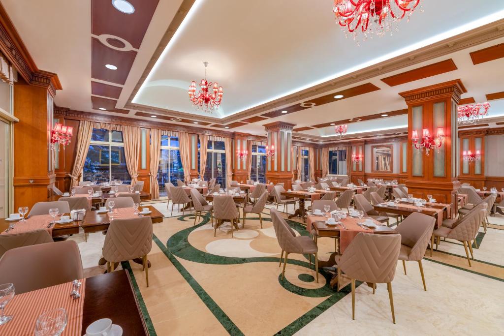 Eleganta restorāna iekārtojums Delphin Diva, ar greznām lampām un komfortablām mēbelēm.