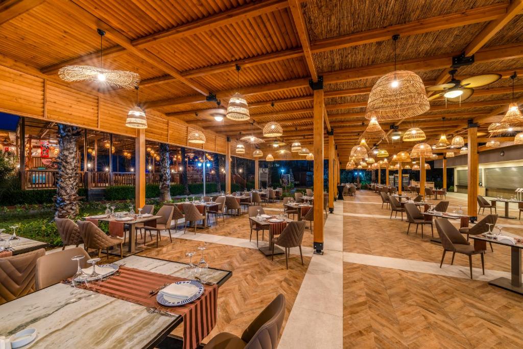 Restorāns pie Delphin Diva ar elegantām mēbelēm un siltu apgaismojumu