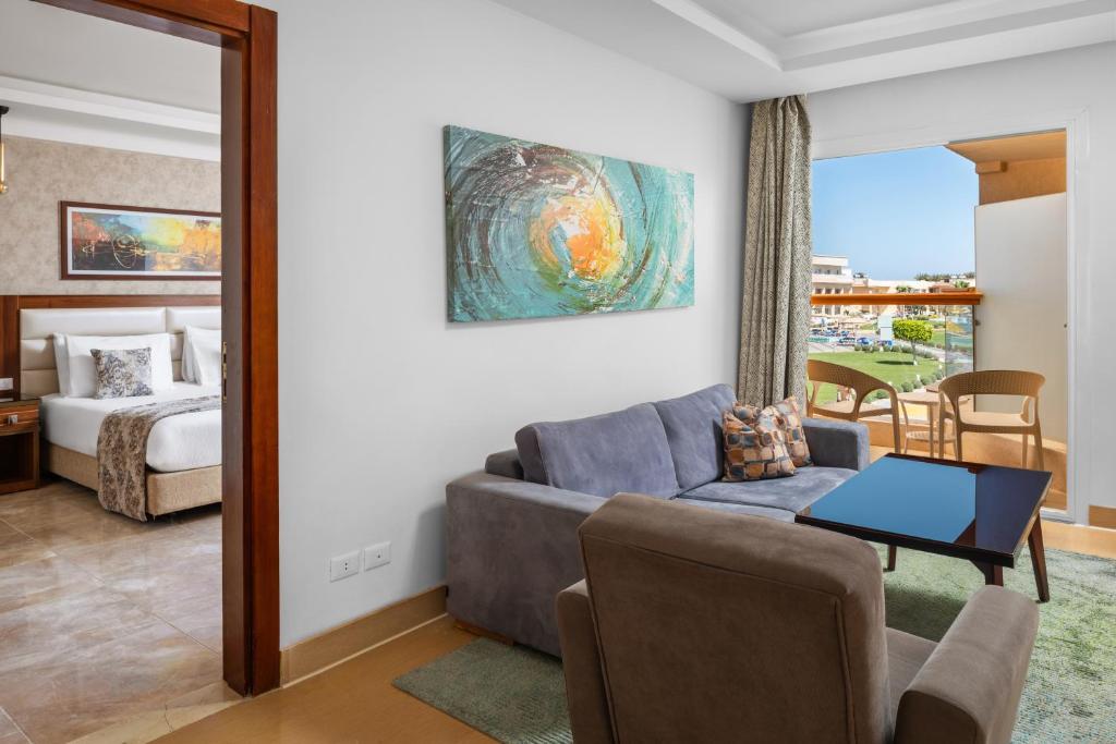 Elegantā viesnīcas Pickalbatros Royal Albatros Moderna numura viesistaba ar balkonu.