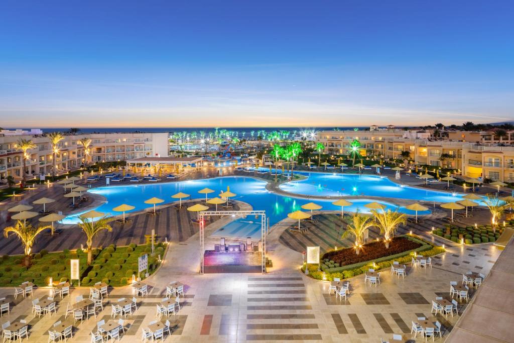 Peldbaseins un viesnīca piekrastē, Pickalbatros Royal Albatros Moderna