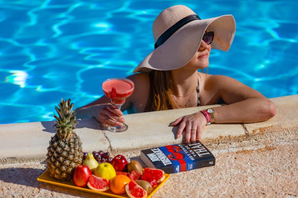 Sieviete ar kokteili pie baseina, Pickalbatros Royal Albatros Moderna