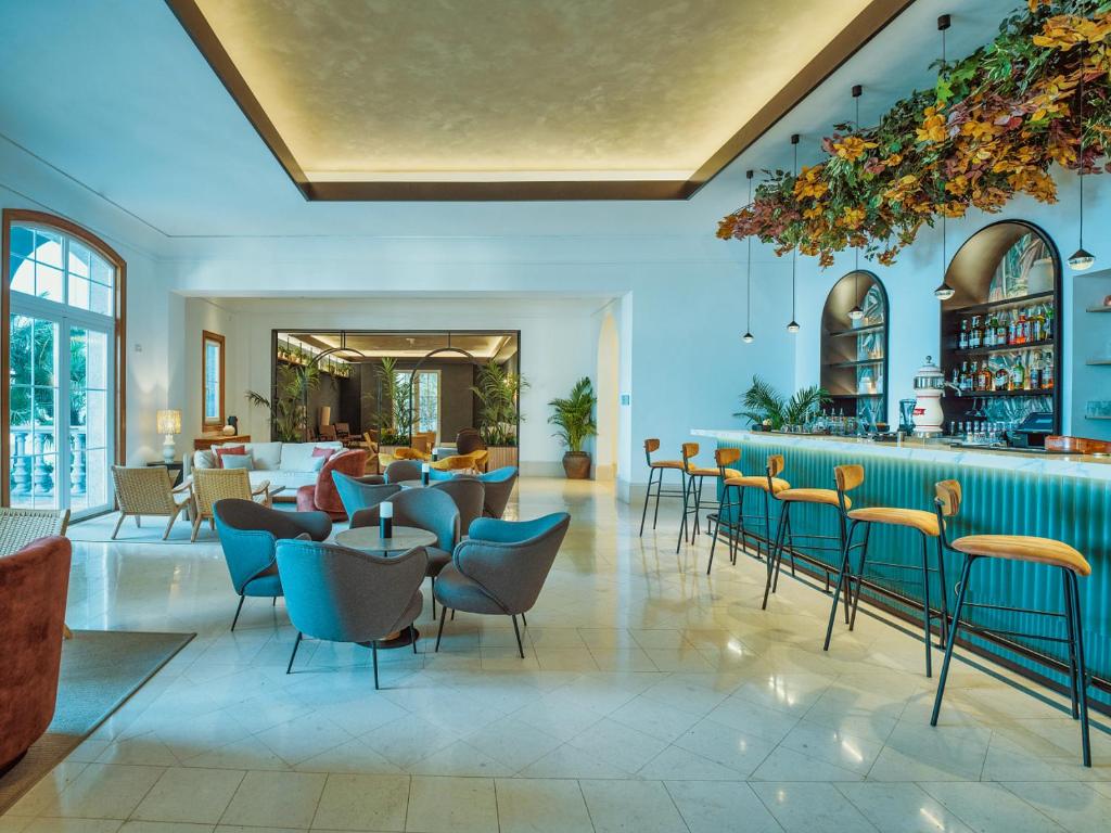 Viesnīcas Dreams Madeira Resort Spa & Marina bārs ar mūsdienīgu dizainu