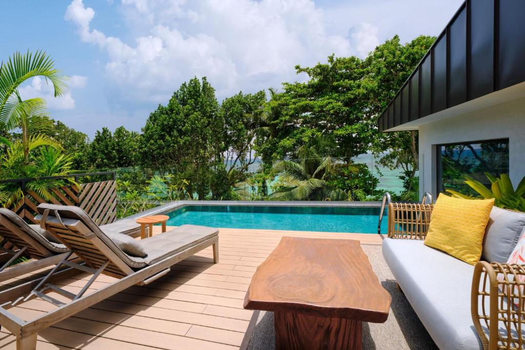 Mūsdienīgs āra atpūtas stūris ar baseinu, saulessargiem un dabu apkārt. Ideāla vieta relaksācijai un atpūtai.