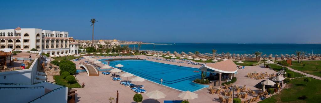 Skats uz baseinu un piekrasti Old Palace Resort Sahl Hasheesh