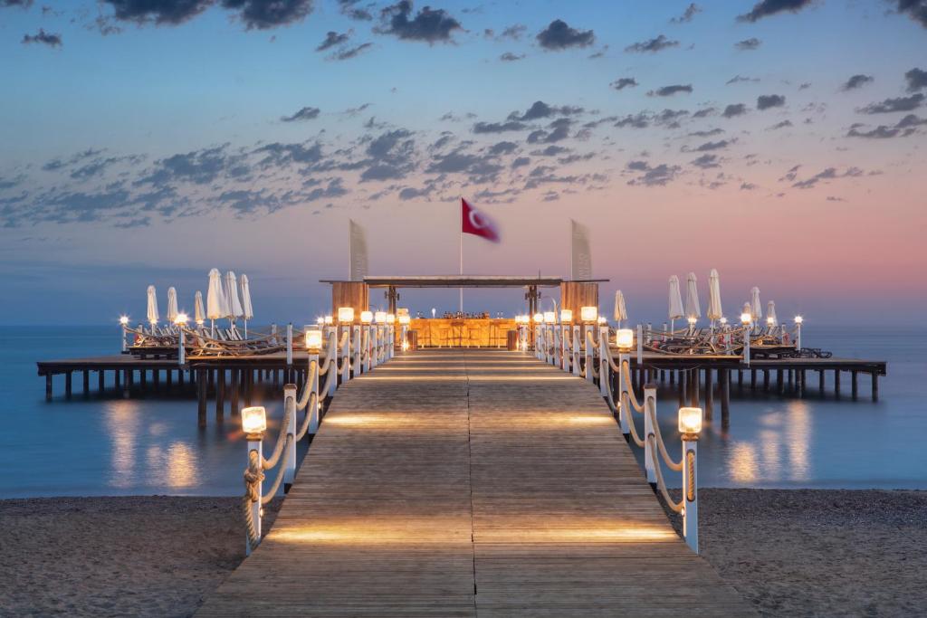 Saulrieta piestātne pie jūras viesnīcā Ela Excellence Resort Belek