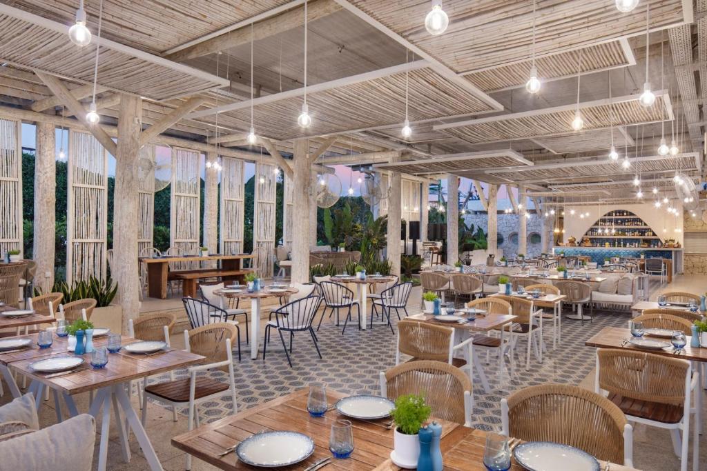 Mūsdienīgs restorāns ar brīvu interjeru pie Ela Excellence Resort Belek