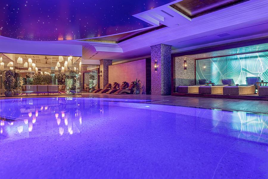 Eleganta spa zona ar zilu apgaismojumu viesnīcā Ela Excellence Resort Belek