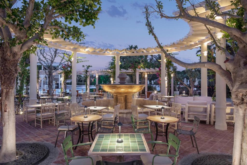 Eleganta terase ar ūdens strūklaku pie Ela Excellence Resort Belek