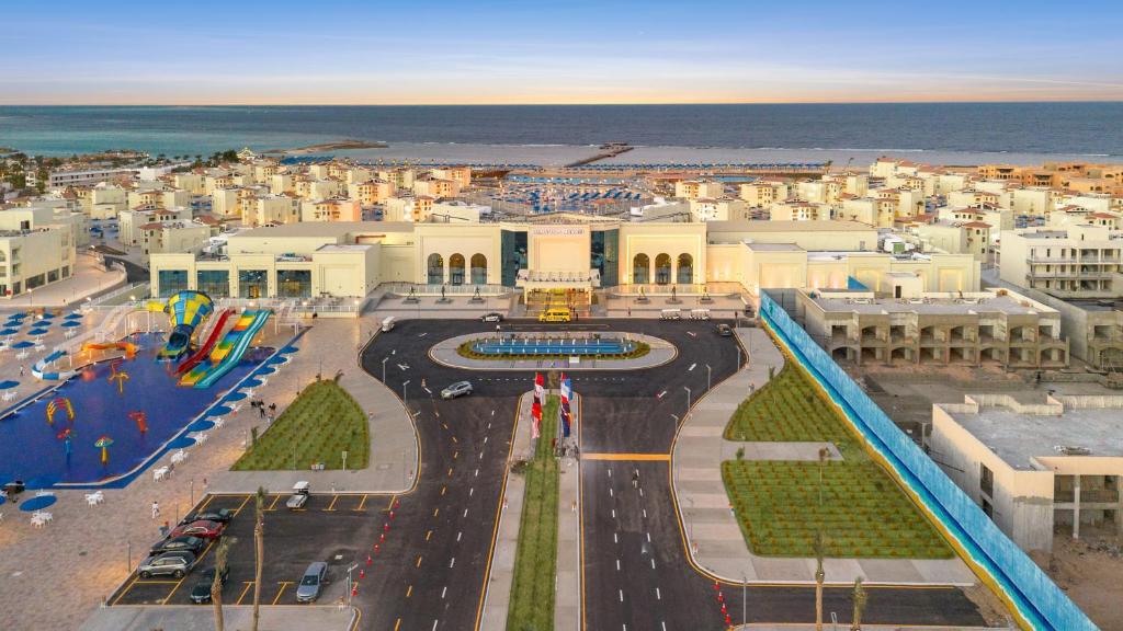 Jūras piekrastes pilsētas ainava ar ūdens atrakcijām un mūsdienīgām ēkām, kas atrodas blakus pludmalei. Skats uz ceļu un apkārtējo infrastruktūru.