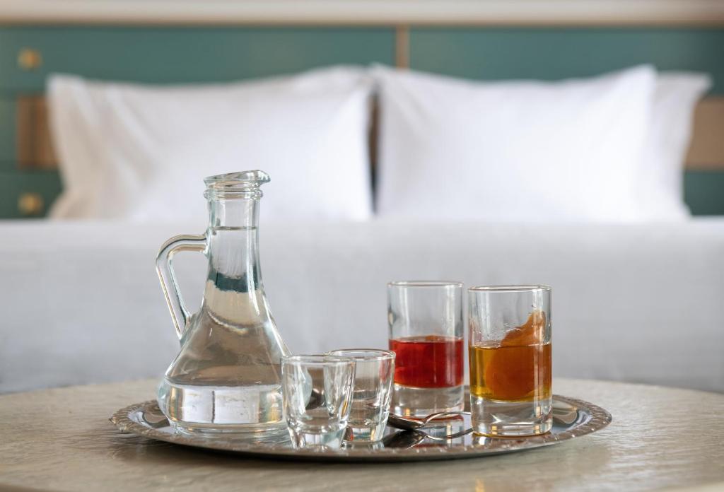 Izsmalcināti dzērieni uz galda Mitsis Royal Mare numurā