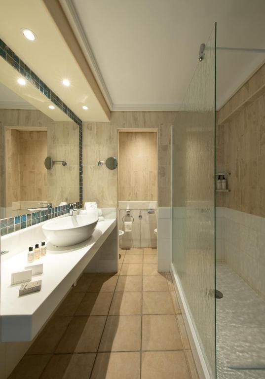 Mitsis Royal Mare moderna vannas istaba ar stikla dušu un elegantu izskatu.