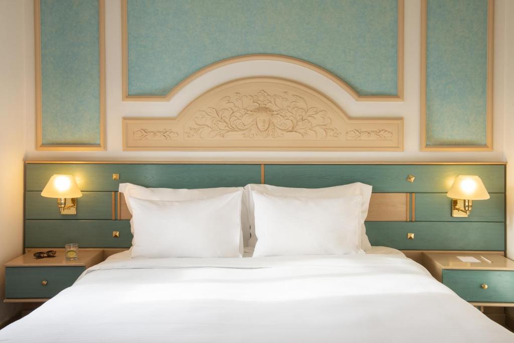 Mitsis Royal Mare stilīgs numurs ar elegantu gultu un mīkstām spilveniem