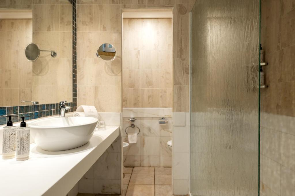 Mitsis Royal Mare viesnīcas moderns un elegants vannas istabas interjers.