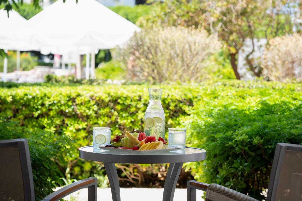 Svaigu augļu un ūdens pasniegšana pie galda Mitsis Royal Mare