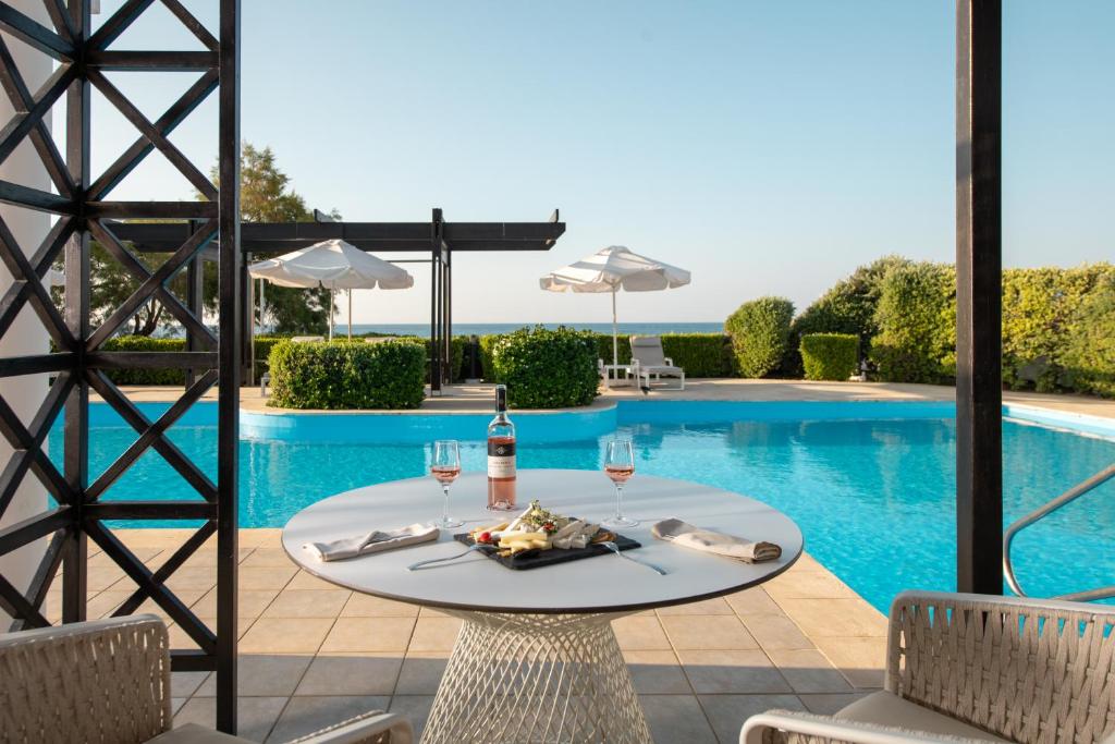 Mitsis Royal Mare viesnīcas baseins ar vīnu un uzkodām