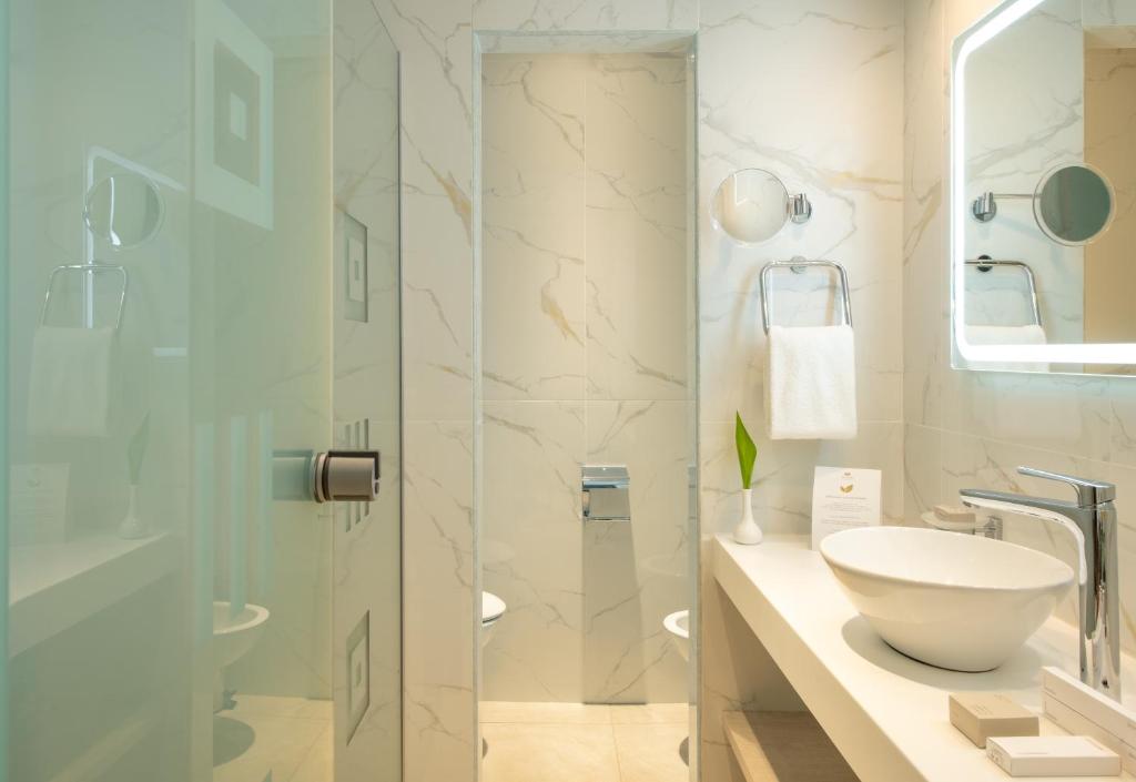 Mitsis Royal Mare moderns vannas istaba ar elegantu dizainu