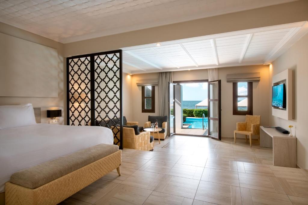 Mitsis Royal Mare numurs ar piekļuvi privātajai baseinam un jūras skatu.