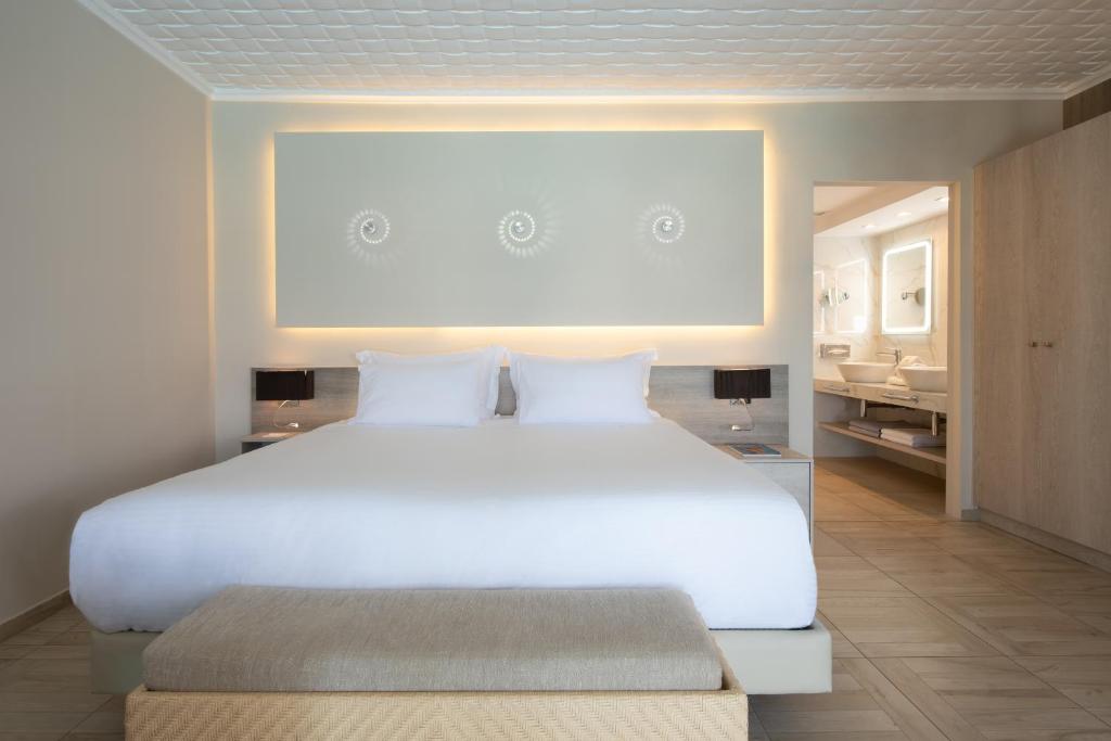 Mitsis Royal Mare moderns numurs ar plašu gultu un elegantu interjeru.